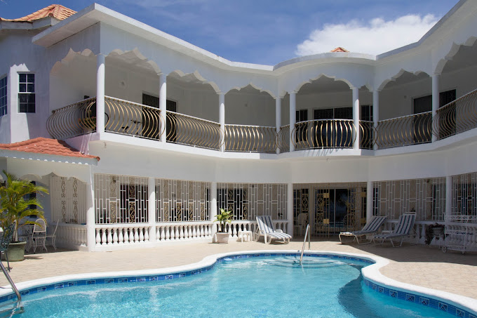 Chateau De La Rose Bed & Breakfast
