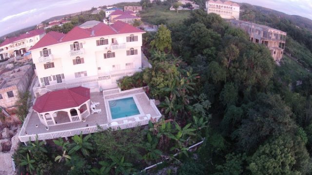 Retreat Guesthouse Luxury Suites 2