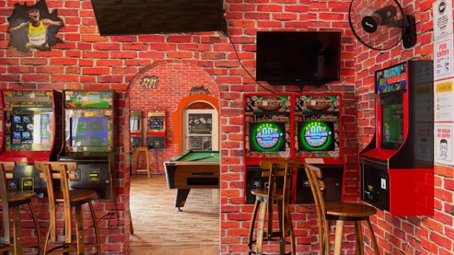 Royale Flush Bar Grille Suites 1