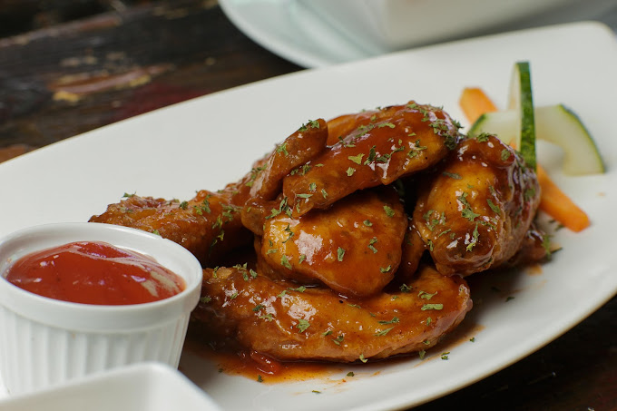 Pinyatas Lounge Restaurant, Bar & Jerk Center