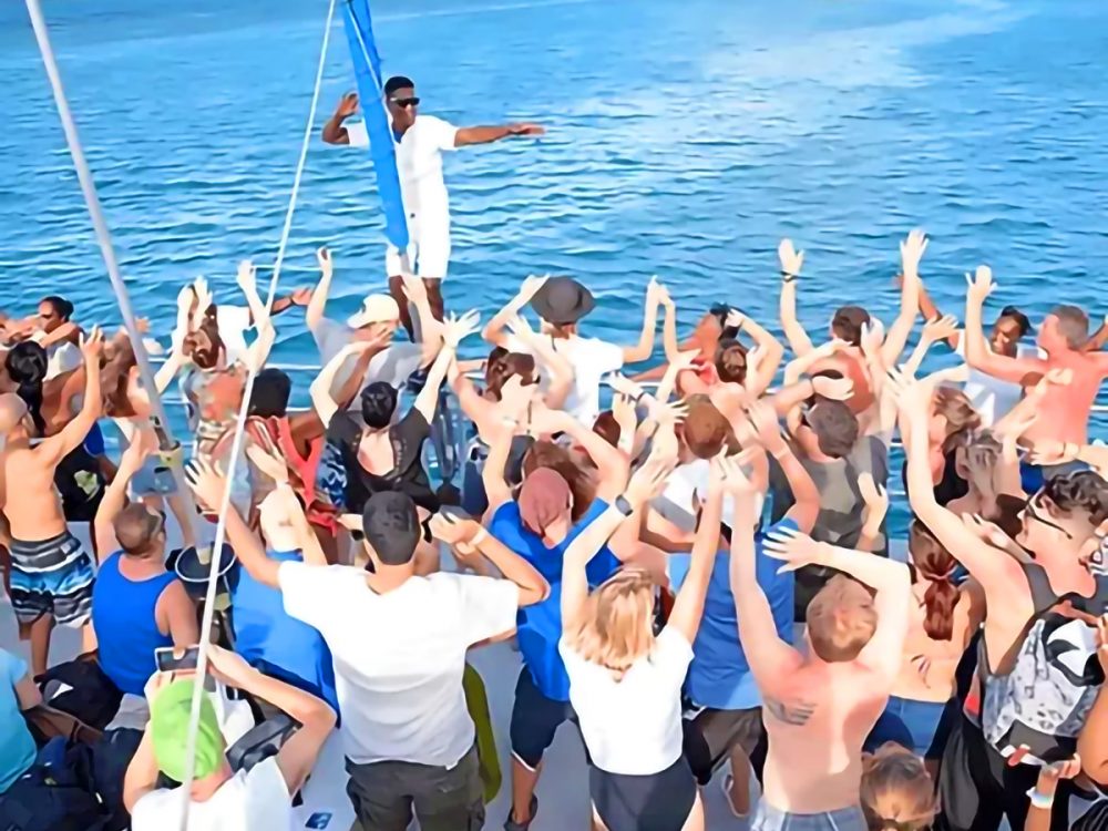 Catamaran: Sunset Dinner, DJ and Open Bar Party Cruise