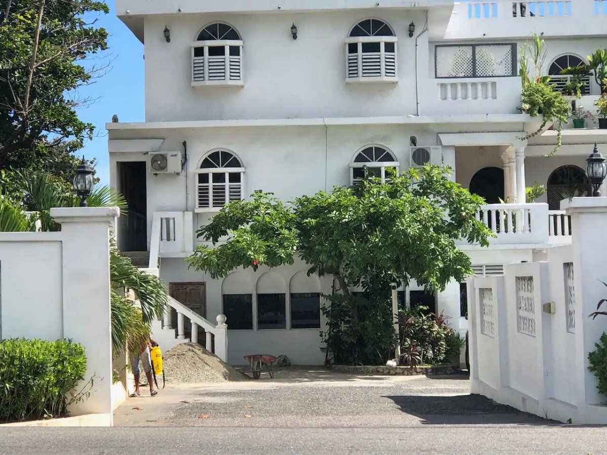 Callie's Beach House Resort 3
