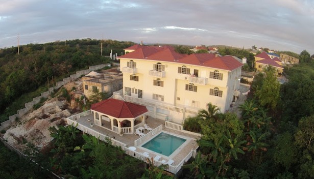 Retreat Guesthouse Luxury Suites 4